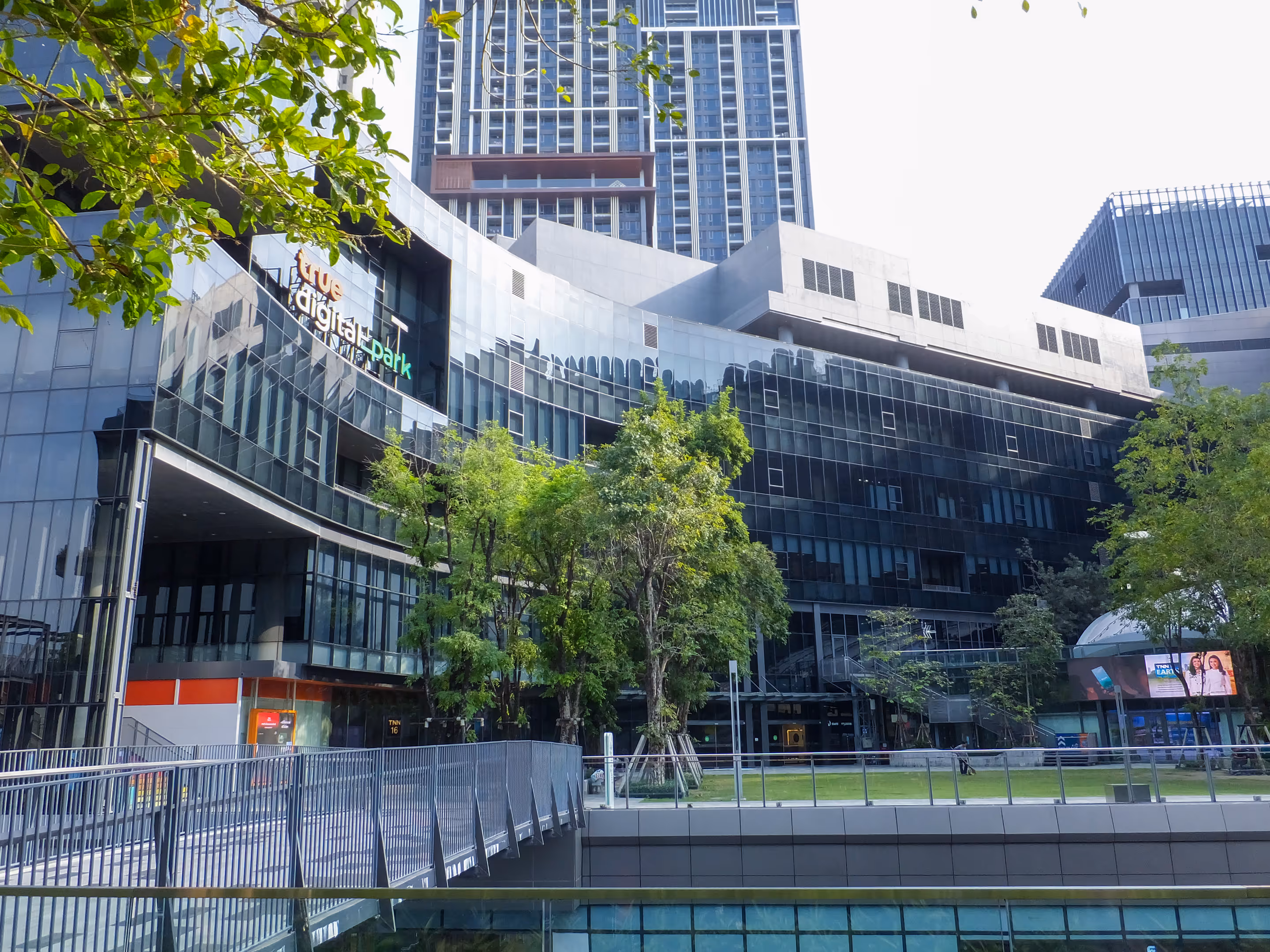 A modern facility built in an urban building area. Greenery is also arranged to give a sense of open space.