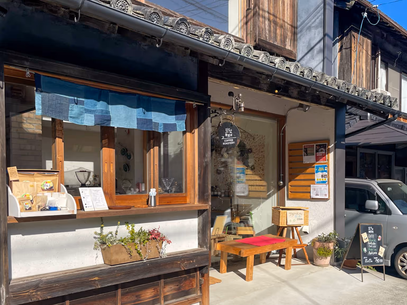 The exterior of the café, a renovated old Japanese-style house, has a relaxed atmosphere. The store is decorated with an indigo-dyed noren curtain and the warmth of the wood.